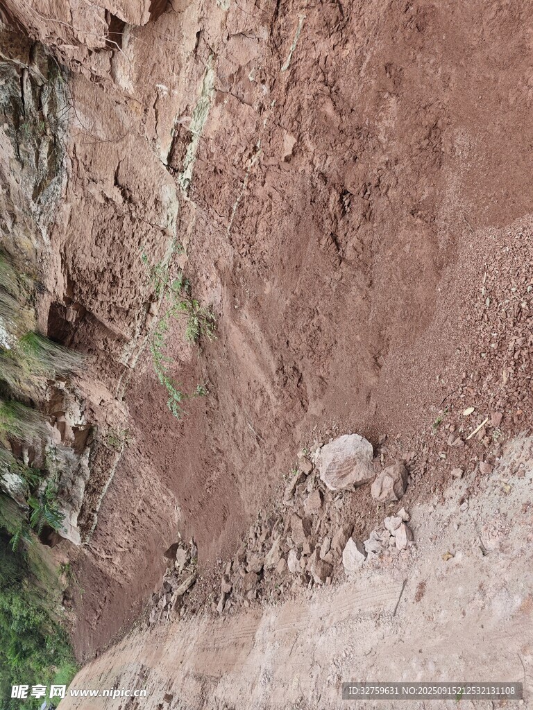 陡峭山坡上的巖石與植被