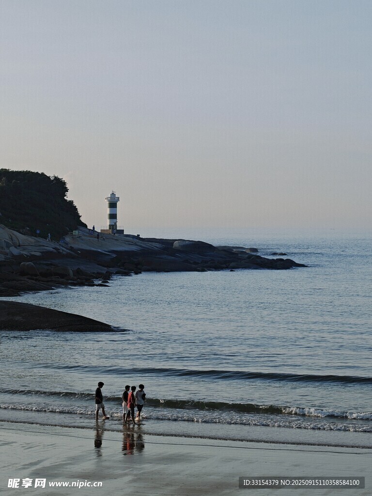 海邊漫步燈塔