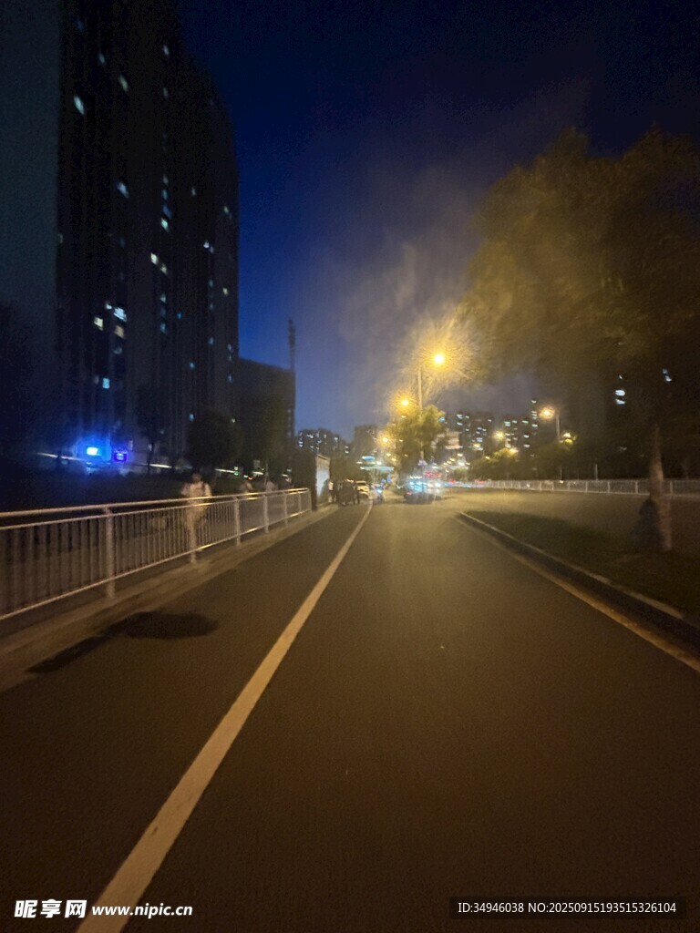 城市夜晚空曠道路景象