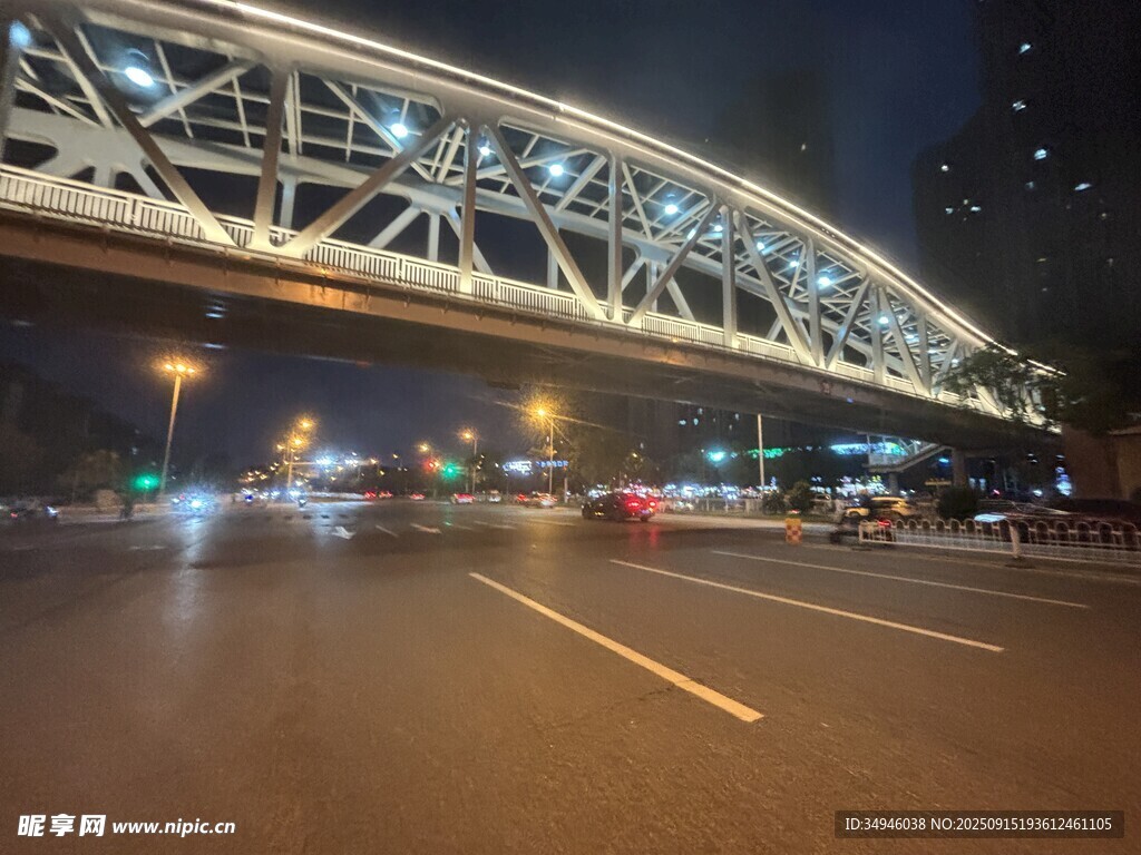 夜晚城市橋梁下的道路景象