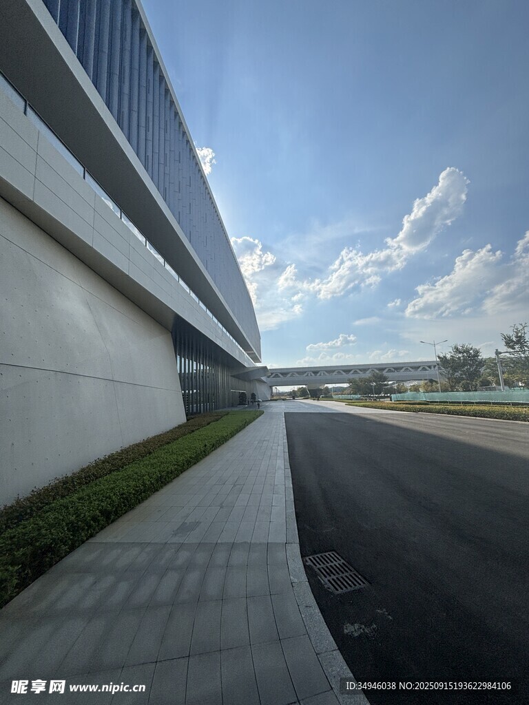現(xiàn)代建筑旁的開闊道路