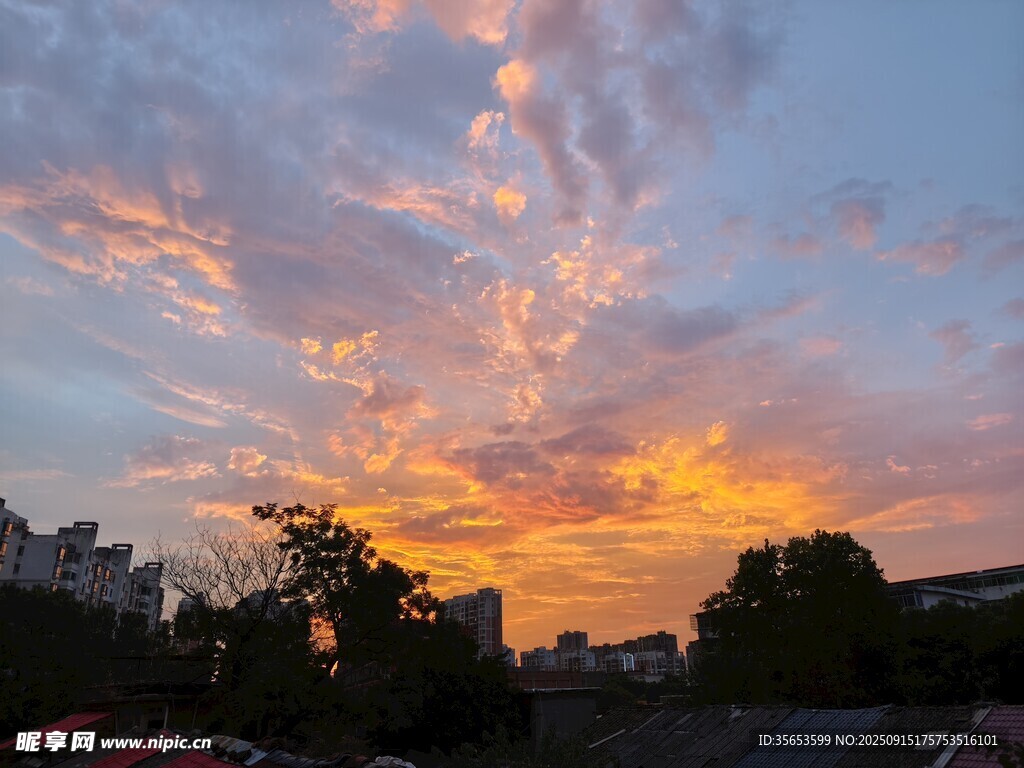 城市上空絢麗的晚霞美景