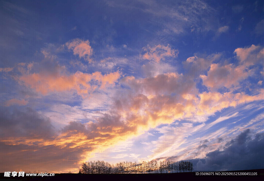 夕陽(yáng)下的絢麗天空