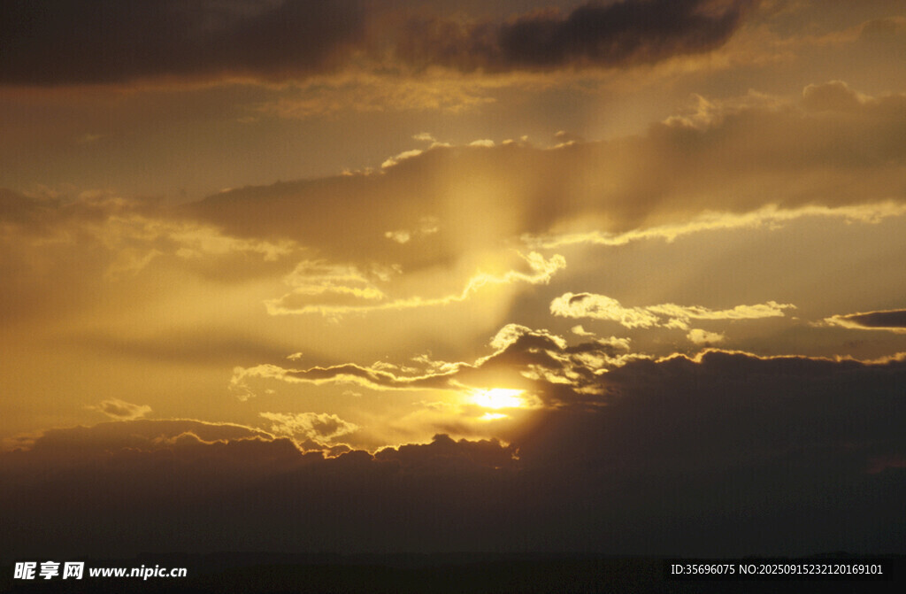 夕陽穿透云層灑下光芒
