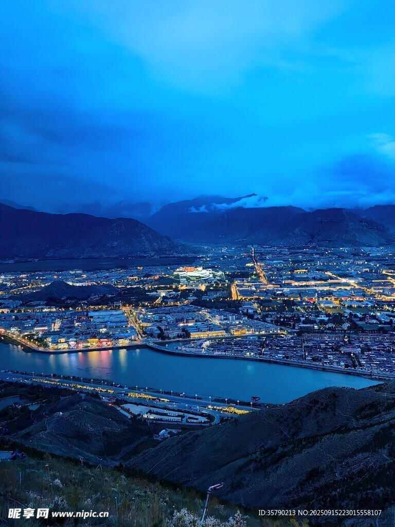 城市夜景湖畔美麗風光