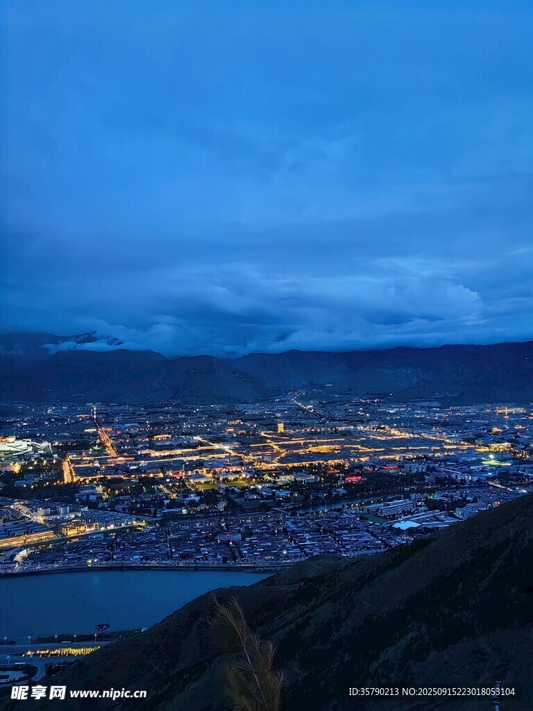 夜幕下的城市與山水景觀