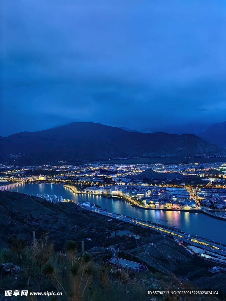 夜幕下的城市河畔美景