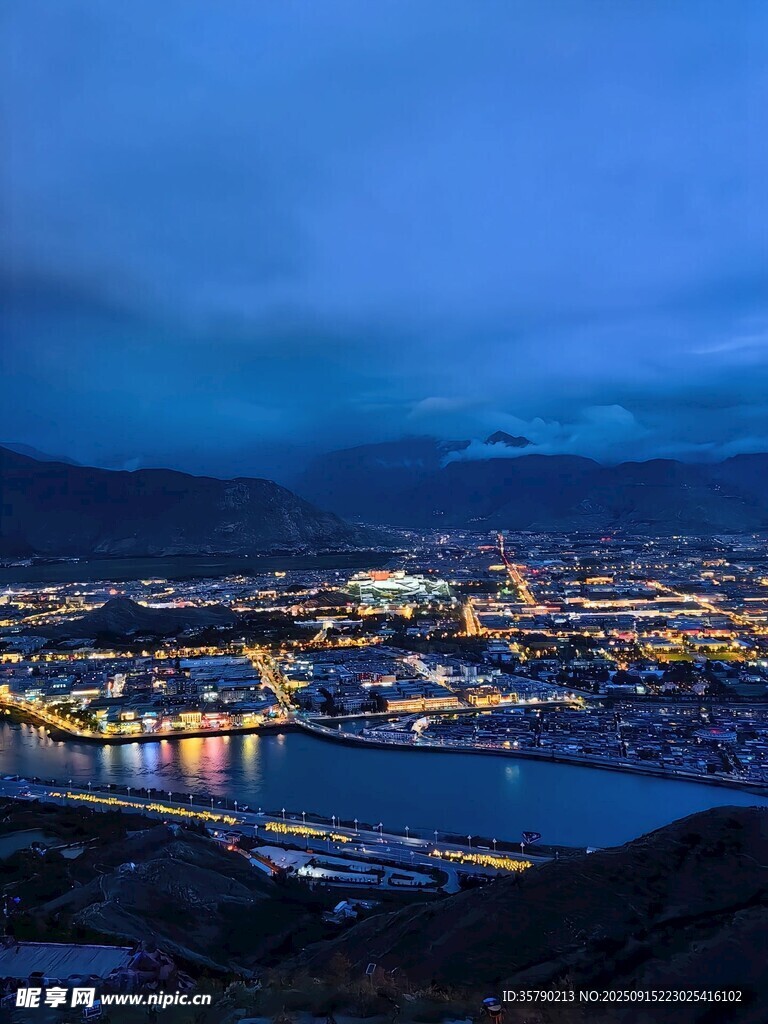 城市夜景中的璀璨燈火