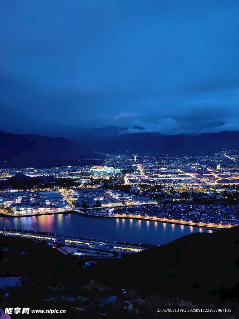 城市夜景湖畔璀璨風(fēng)光
