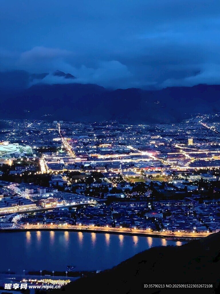 城市夜景湖畔璀璨燈火