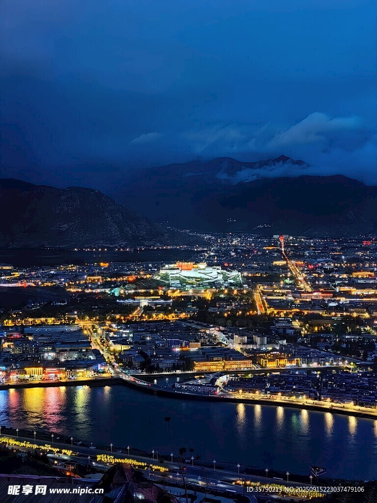 城市夜景璀璨的濱水風(fēng)光
