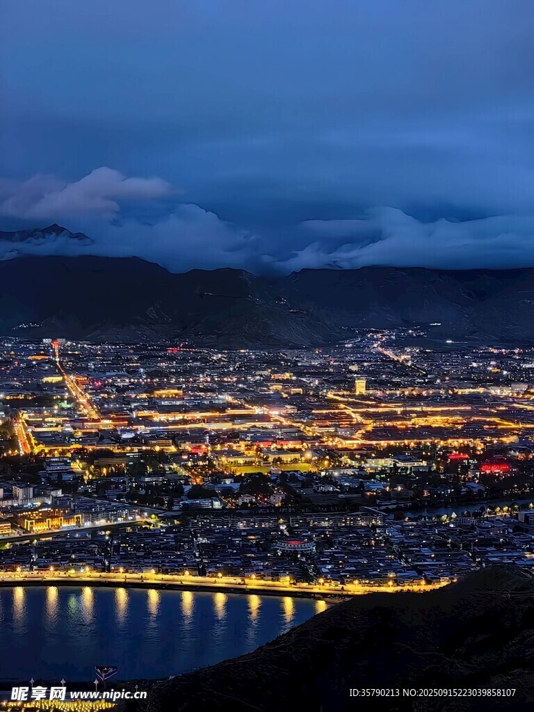城市璀璨夜景俯瞰圖