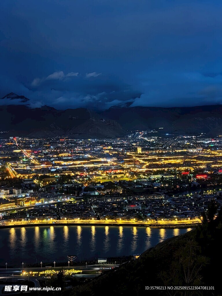城市湖畔夜景璀璨燈火