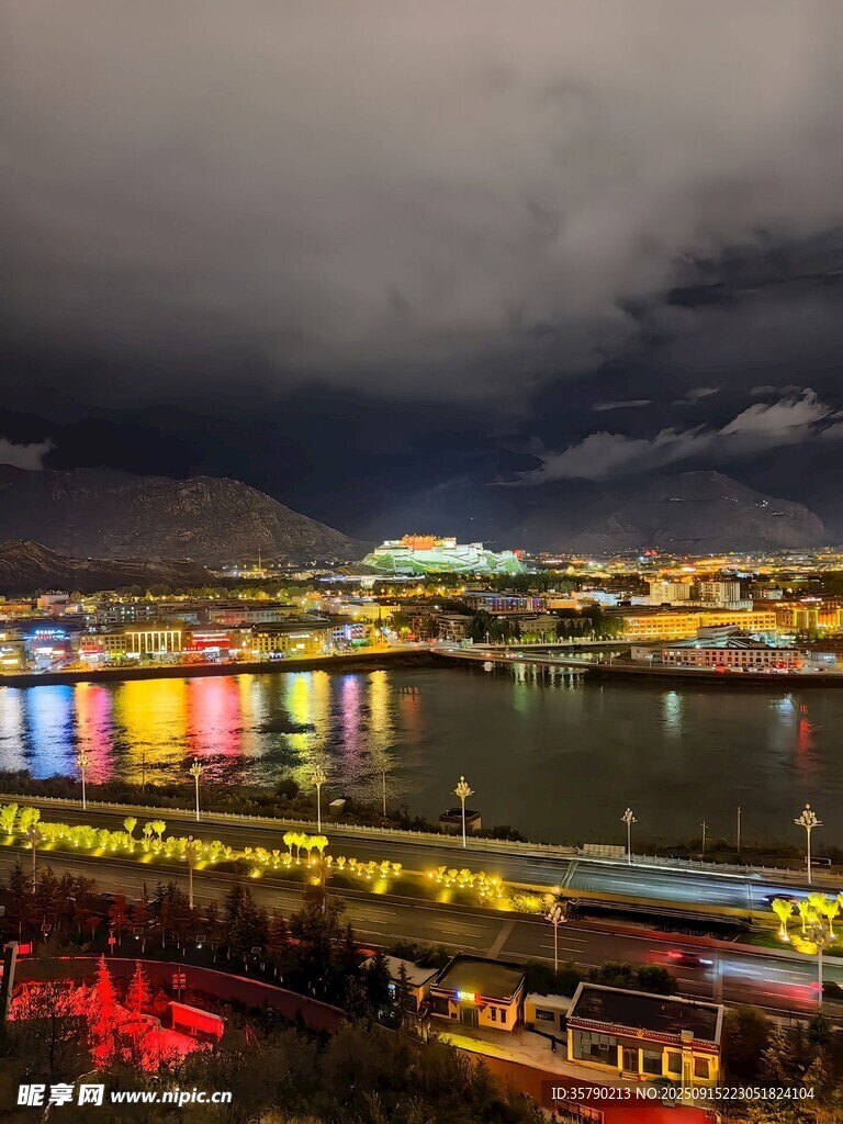 城市夜景河畔絢麗燈光秀