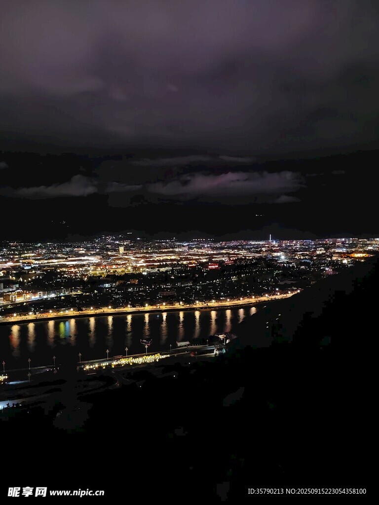 城市夜景中的璀璨橋梁