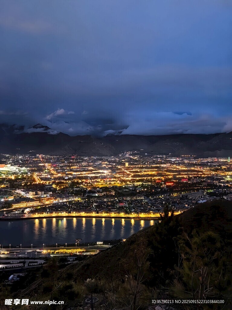 夜幕下的城市與橋梁景觀