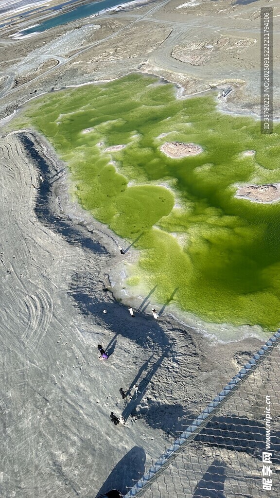 航拍綠色鹽湖獨(dú)特景觀