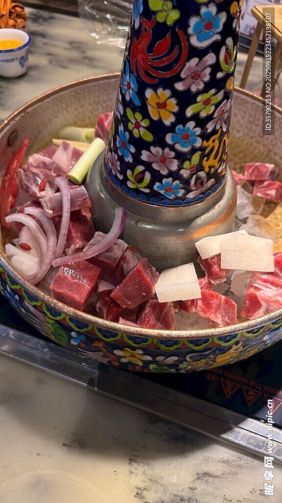 傳統(tǒng)景泰藍(lán)火鍋食材豐富