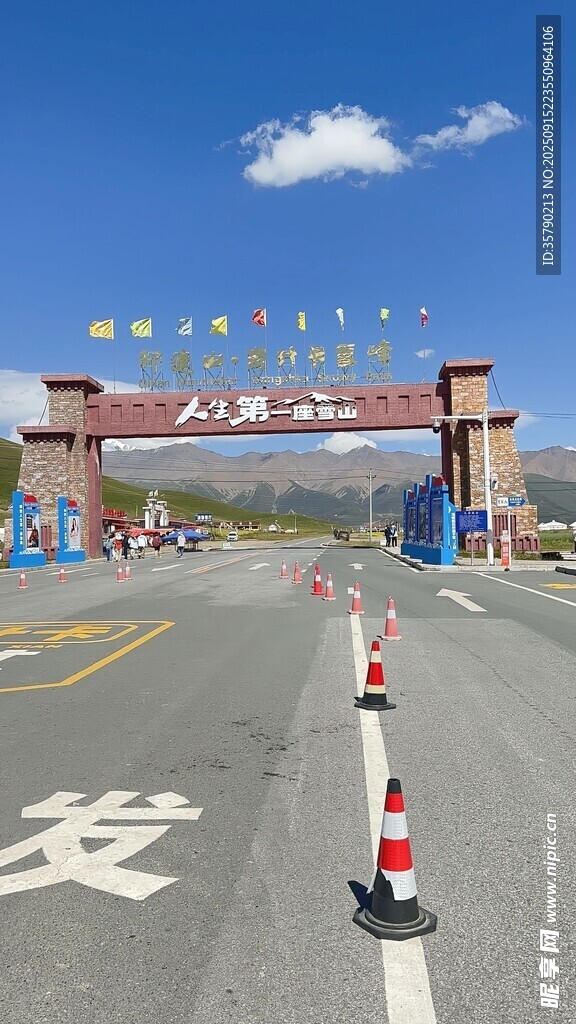 寬闊道路上的大型拱門(mén)