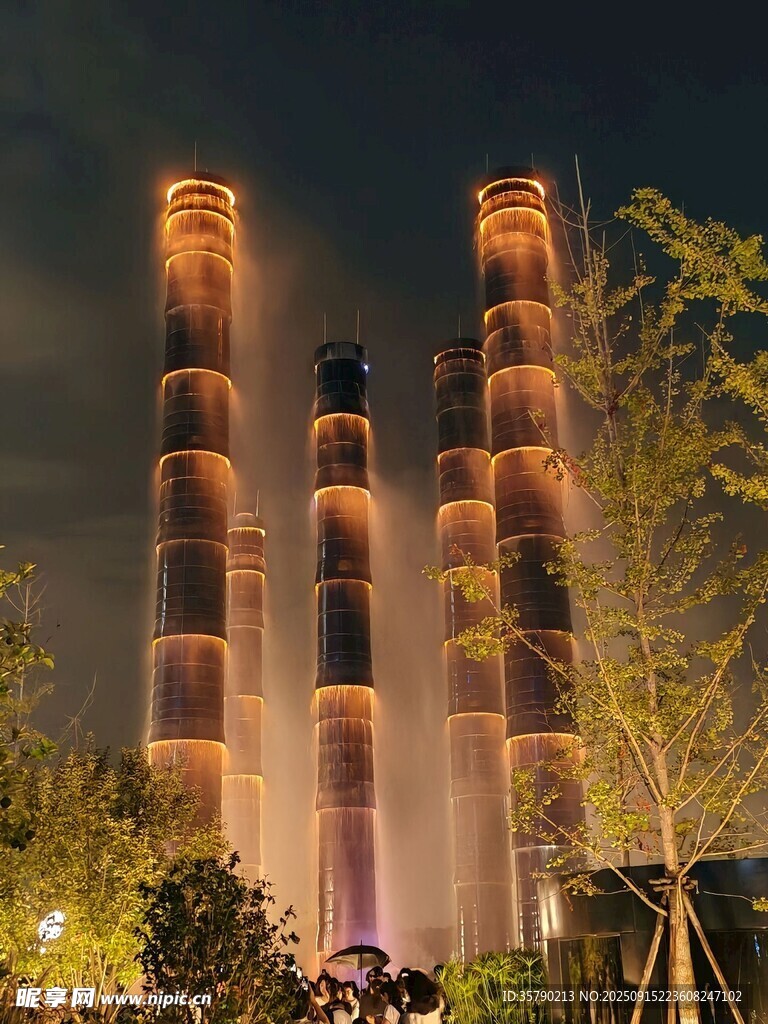 城市夜景中的絢麗噴泉景觀
