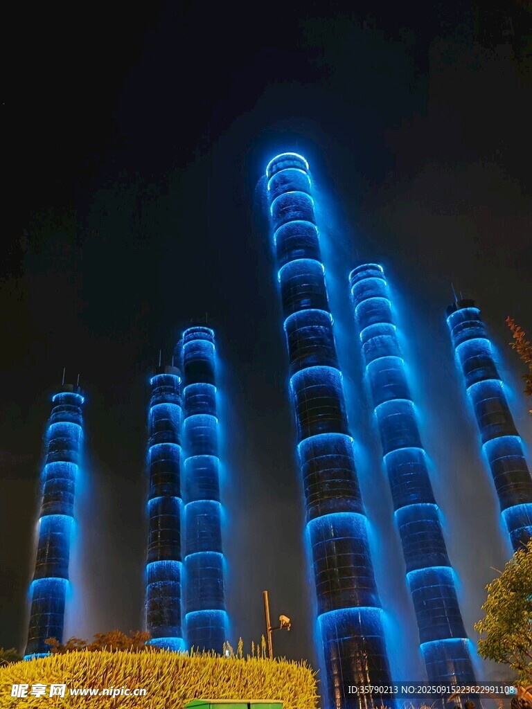夜晚藍(lán)色燈光裝飾的建筑