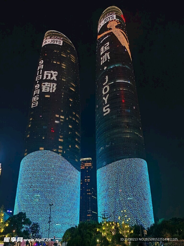 城市地標(biāo)雙塔璀璨夜景