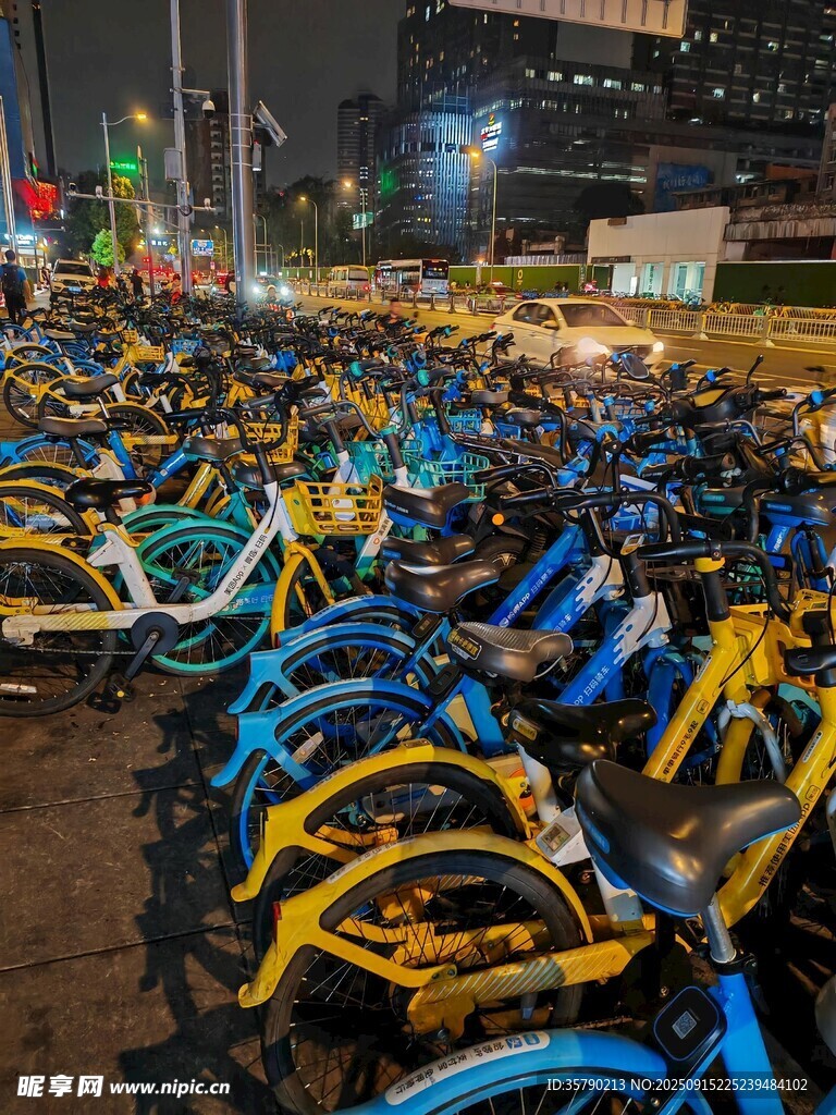 夜晚街頭的共享單車停放區(qū)