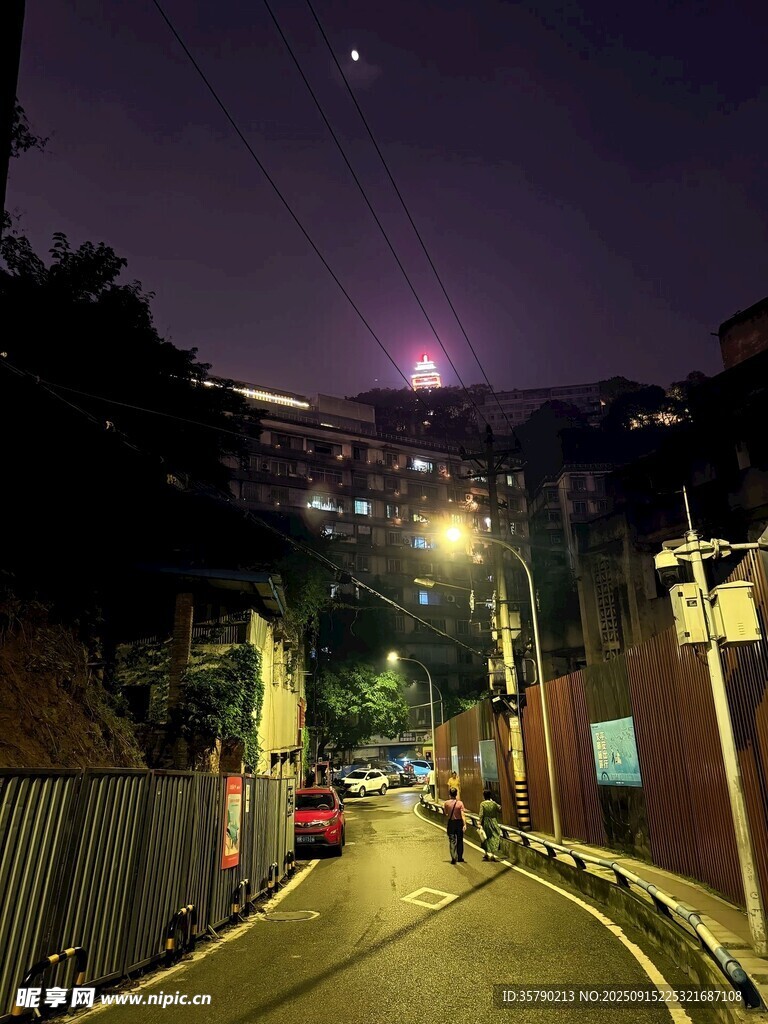 夜晚街道的靜謐景象