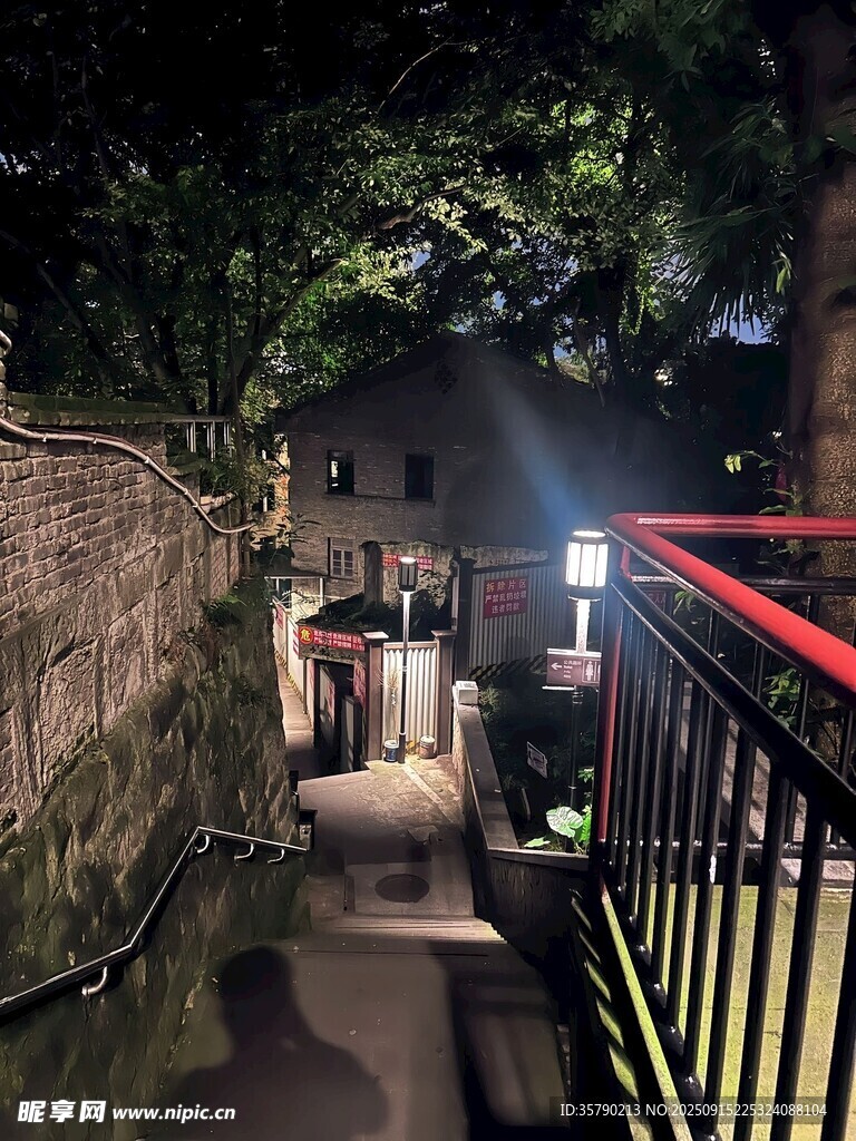夜晚山間步道上的行人