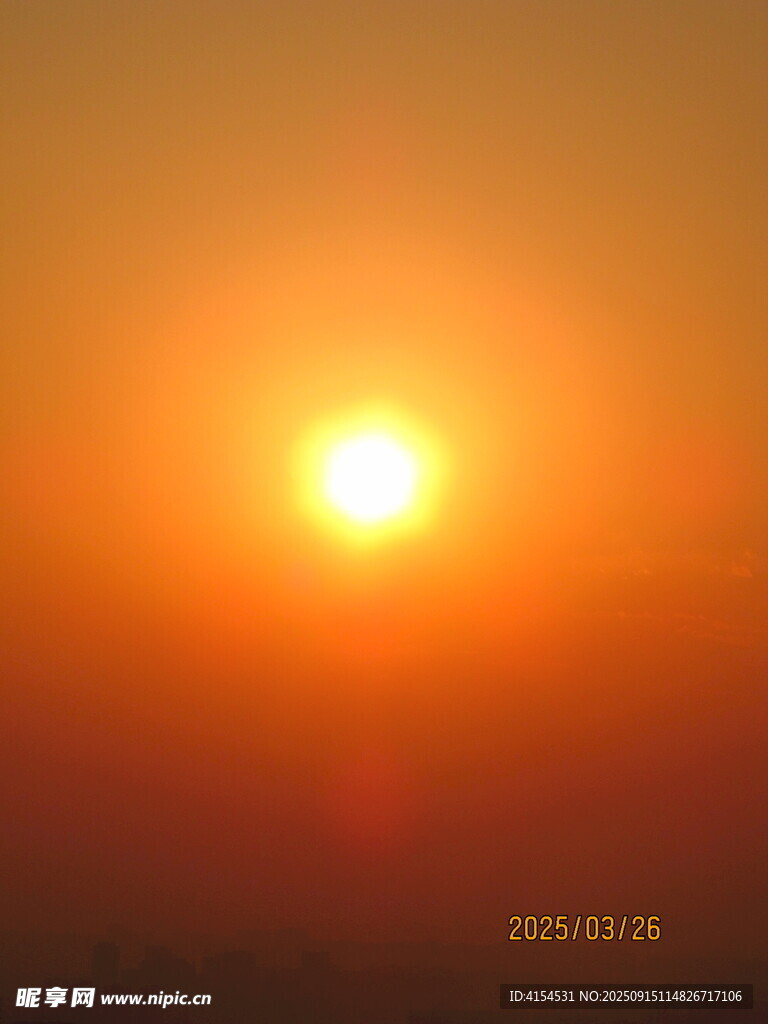 夕陽西下的耀眼紅日