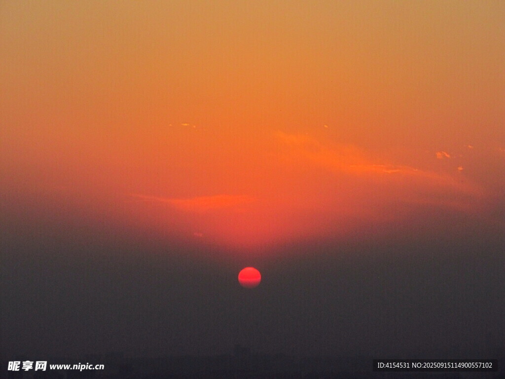 夕陽西下 紅日懸于天際
