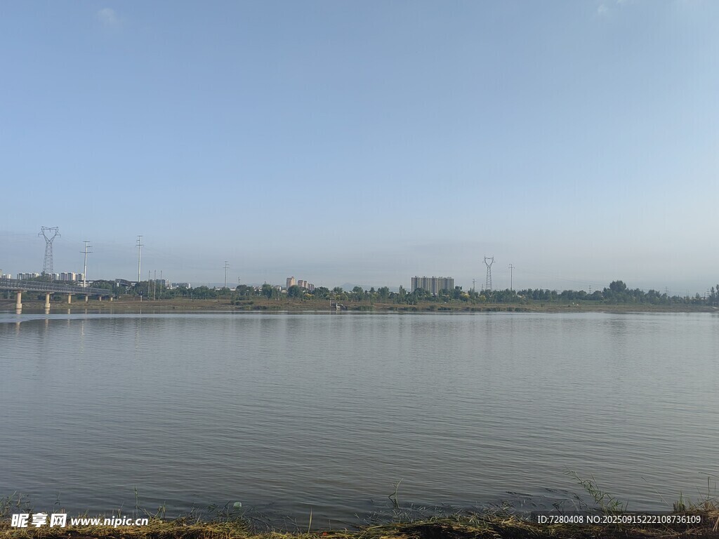 平靜湖面與遠處城市景觀