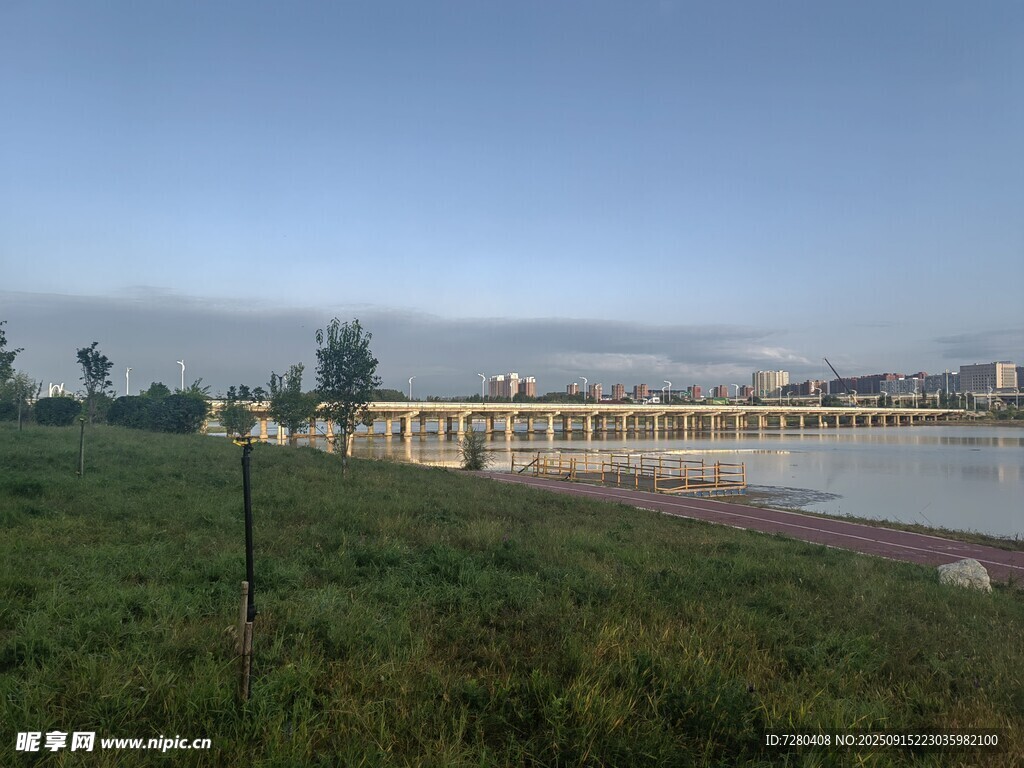 湖畔草地與遠(yuǎn)處建筑景觀