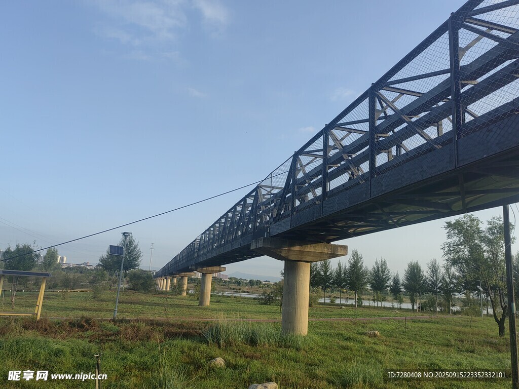 田野上的鋼結(jié)構(gòu)高架橋