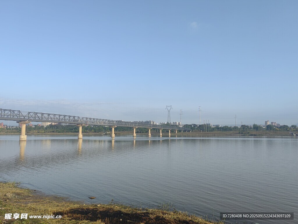 湖畔橋梁風景