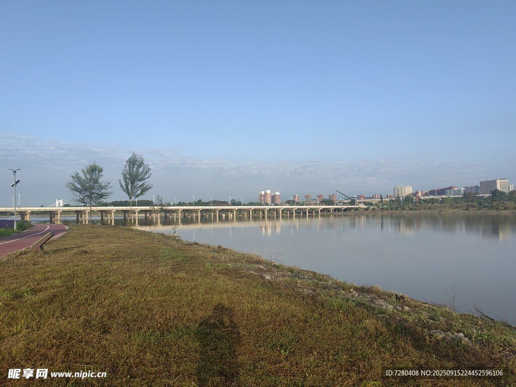 湖畔風(fēng)光寧?kù)o自然景致