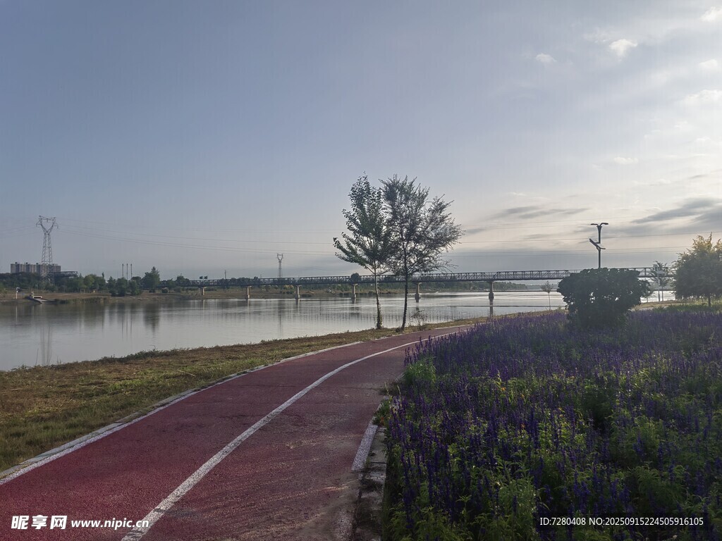 湖畔紅跑道與綠樹(shù)美景
