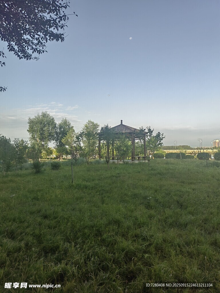 廣闊綠野中的靜謐建筑