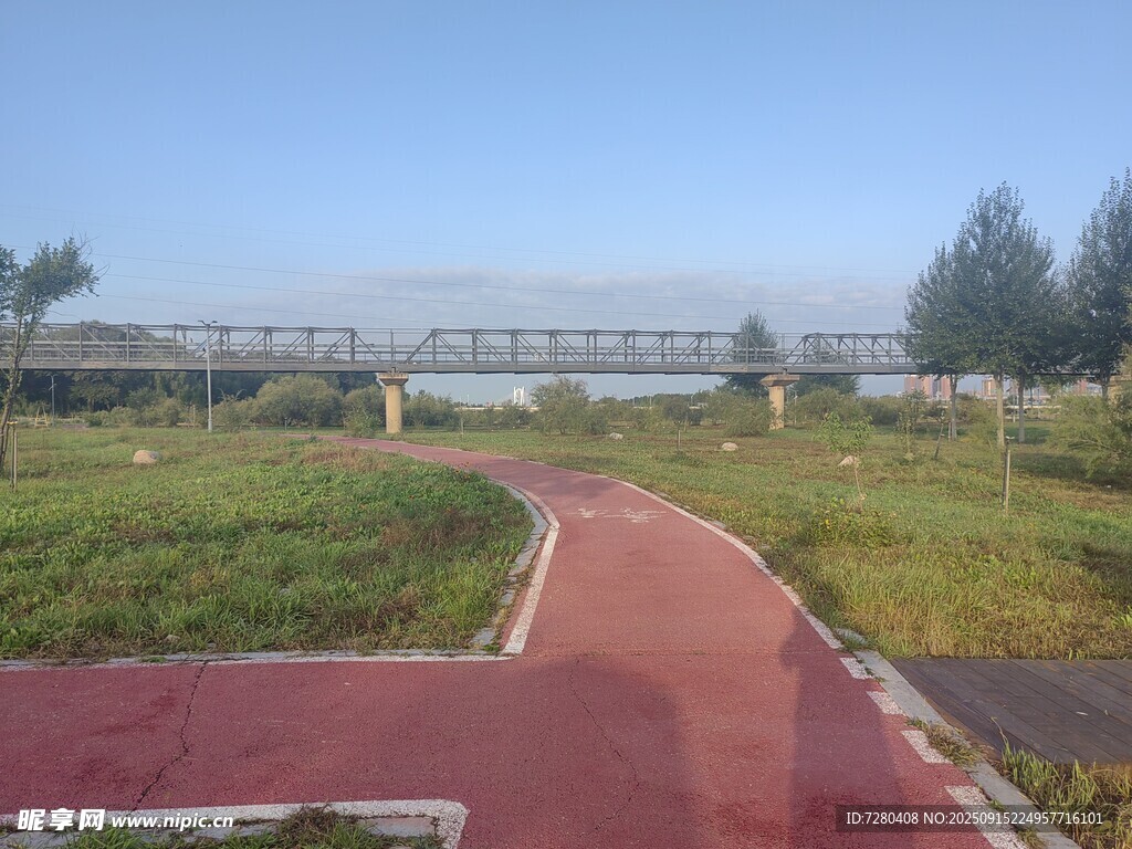 公園紅色步道與開闊景致