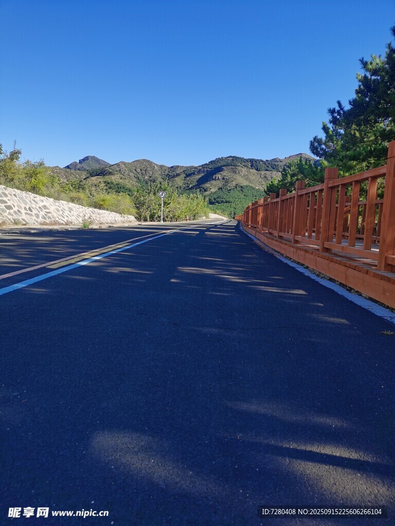 寬闊公路旁的圍欄與遠(yuǎn)山