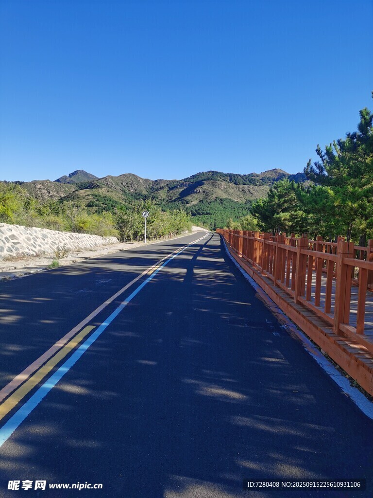 山間公路旁的多彩護(hù)欄