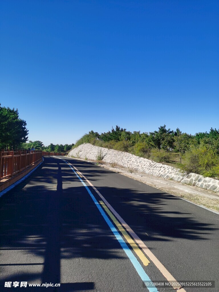 寬闊公路延伸至遠(yuǎn)方