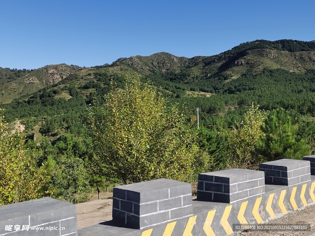 山景旁的道路防護(hù)設(shè)施