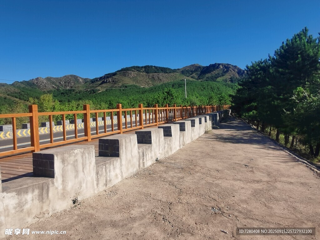 山間護(hù)欄旁的開闊道路