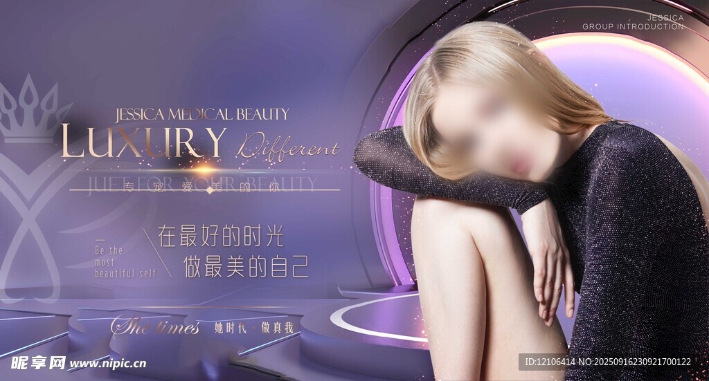 神秘金發(fā)女子的靜謐姿態(tài)