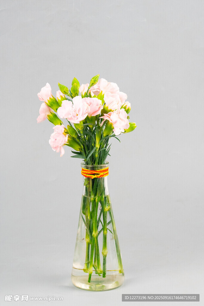 透明花瓶中的粉色系鮮花
