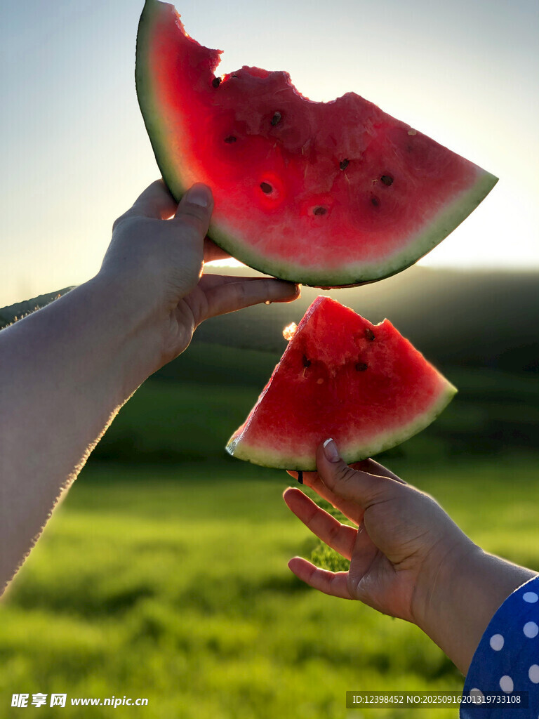 夏日手遞西瓜的美好瞬間