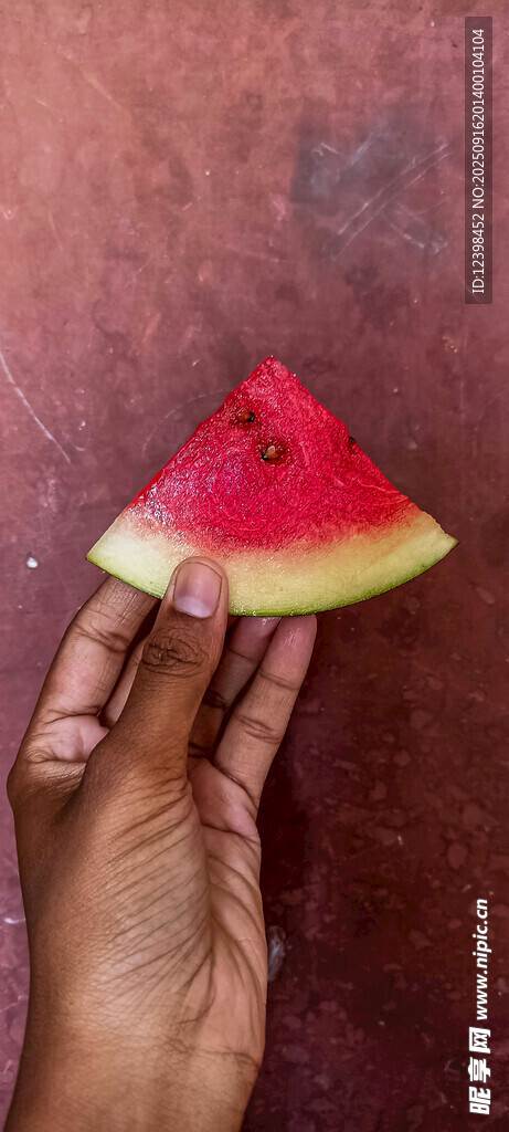 手托西瓜片