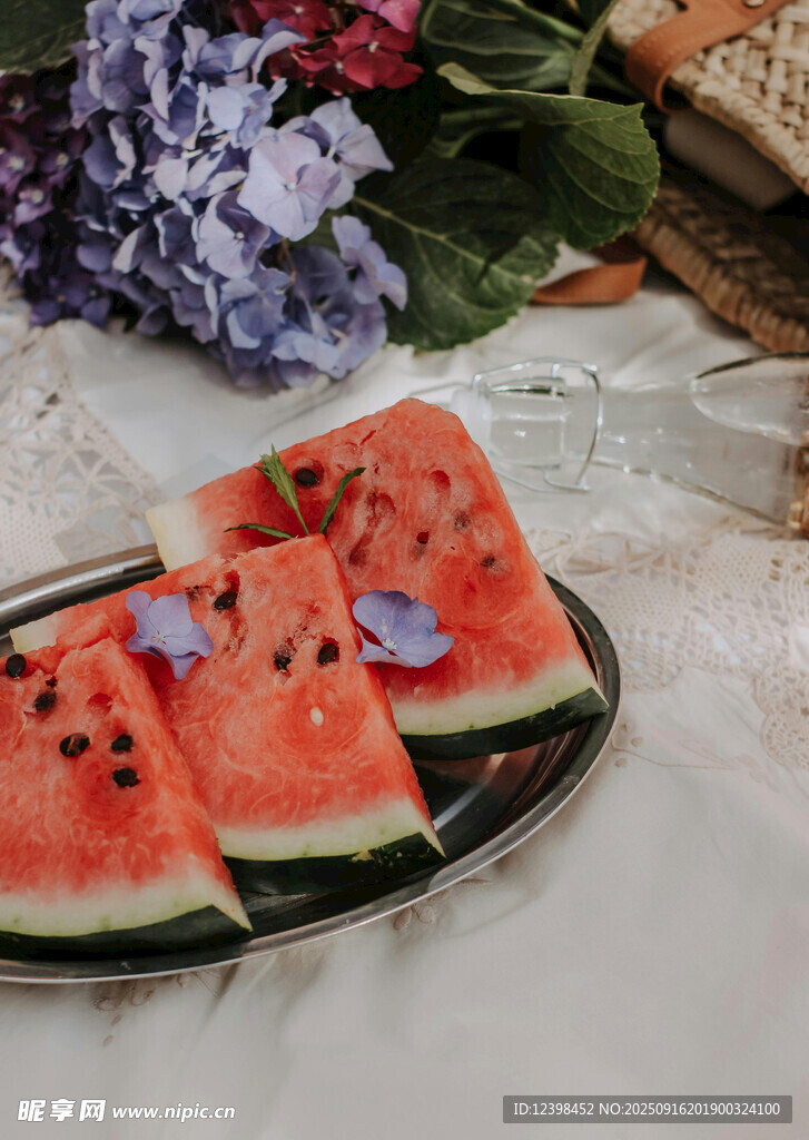 夏日西瓜拼盤與鮮花點綴