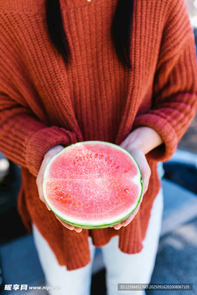 手捧鮮切西瓜的溫暖瞬間